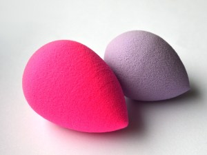 BeautyBlender vs. it's nemesis, the "dupe". Image via Kiss and Makeups Beauty Blog